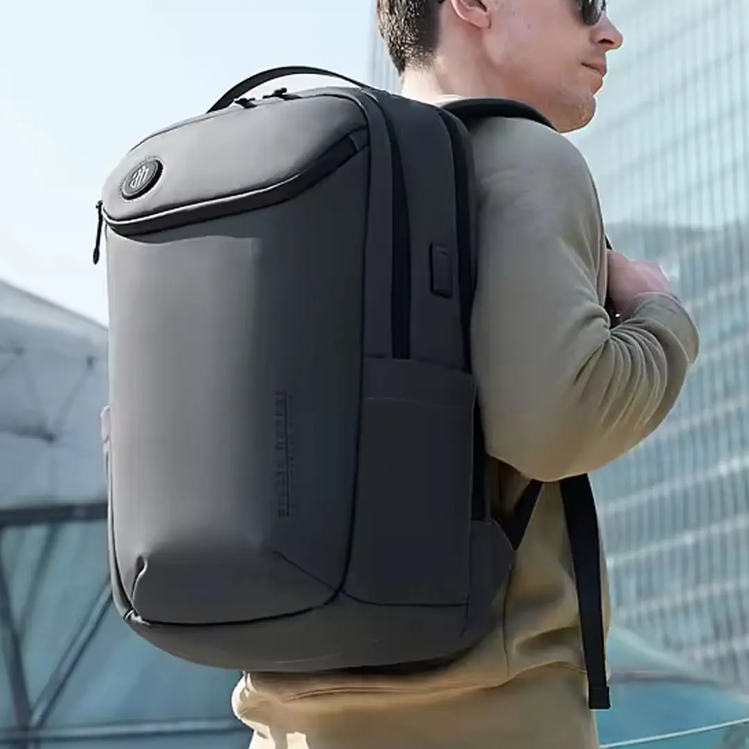 ARCTIC HUNTER B00555 – SAC À DOS 15,6″ – 25 LITRES – USB & PRISE KIT – DOCUMENT & LAPTOP – GRIS